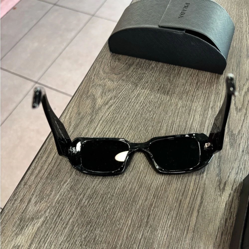 Prada - Picture 6 of 10